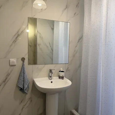 Petaluda House 5 *